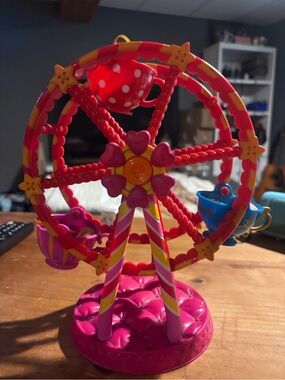 Lalaloopsy Mini Peanut's Spinning Ferris Wheel playset with teacup-style seats